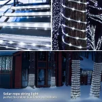 Potpuno ekološko i ekonomično rešenje za dekoraciju ovo belo solarno svetleće crevo od 20 metara koristi besplatnu energiju sunca i automatski se pali u sumrak pružajući sate neprekidnog prelepog osvetljenja