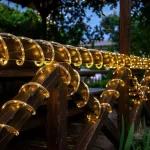 Potpuno ekološko i ekonomično rešenje za dekoraciju ovo toplo belo solarno svetleće crevo od 20 metara koristi besplatnu energiju sunca i automatski se pali u sumrak pružajući sate neprekidnog prelepog osvetljenja