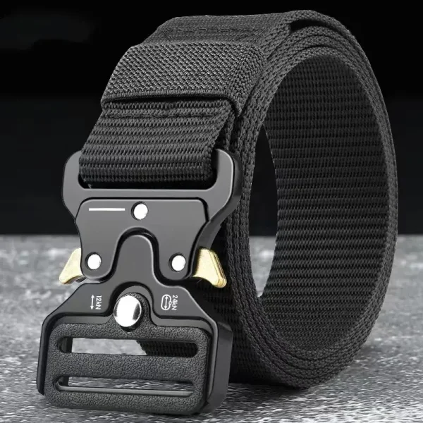 Ne samo običan kaiš već pouzdan deo opreme ovaj vojni taktički kaiš za muškarce je izrađen od izdržljivog najlonskog platna i dizajniran da izdrži najzahtevnije uslove i pruži vam maksimalnu sigurnost