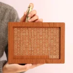 Ko kaže da štednja ne može biti i deo enterijera? Ova drvena kutija za novac je mnogo više od obične kasice – to je prelep dekorativni komad koji unosi toplinu i rustični šarm u svaki dom. Izrađena od prirodnog drveta, sa finom završnom obradom, savršeno će se uklopiti na vašoj polici, radnom stolu ili u dnevnoj sobi. To je savršen spoj funkcionalnosti i stila, komad koji služi kao inspiracija za štednju, ali i kao elegantan ukras koji oplemenjuje vaš prostor.