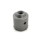 Izrađena da traje i da se izbori sa najtežim izazovima, ova kruna za bušenje betona prečnika 55mm poseduje zube od visokokvalitetnog tvrdog metala koji sa lakoćom prodiru kroz beton, ciglu i kamen. SDS plus prihvat osigurava sigurno i čvrsto kačenje na vašu bušilicu i garantuje efikasan prenos snage bez proklizavanja, čineći je pouzdanim alatom za dugogodišnju profesionalnu upotrebu.