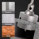 Savršena dimenzija za zahtevne instalaterske poslove! Ova kruna za bušenje betona od 80mm je idealno rešenje za pravljenje preciznih otvora za veće vodovodne cevi, ventilacione kanale, aspiratore i druge elemente koji zahtevaju veći prolaz. Zaboravite na naporno štemovanje i neravne rupe – sa ovom krunom, svaki otvor je savršeno okrugao i tačnih dimenzija, spreman za dalju montažu.