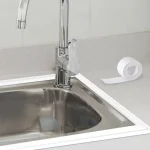Zaboravite na buđ i prljavštinu u uglovima vašeg kupatila i kuhinje sa ovom samolepljivom silikonskom trakom koja stvara savršenu vodootpornu barijeru oko WC šolje lavaboa ili sudopere