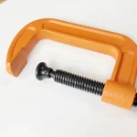 Vaša treća ruka pri radu ova univerzalna C stega 75x60mm čvrsto drži delove na mestu i oslobađa vam ruke za preciznu obradu što je čini idealnom za stolare bravare i sve majstore