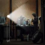 Ne samo lampa, već i vaš pouzdani izvor energije u divljini! Ova solarna radna lampa je opremljena i sa USB izlazom, što znači da funkcioniše i kao power bank. Kada ste daleko od utičnice, na kampovanju ili pecanju, možete je iskoristiti da dopunite svoj mobilni telefon, tablet ili druge uređaje. To je neophodan gedžet za svakog avanturistu koji vam pruža i svetlost i energiju.