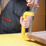 Nezaobilazan alat u svakoj radionici ova univerzalna C stega dimenzija 75x60mm je vaš najpouzdaniji pomoćnik koji pruža izuzetno snažan i siguran pritisak za čvrsto fiksiranje predmeta pri lepljenju bušenju ili varenju