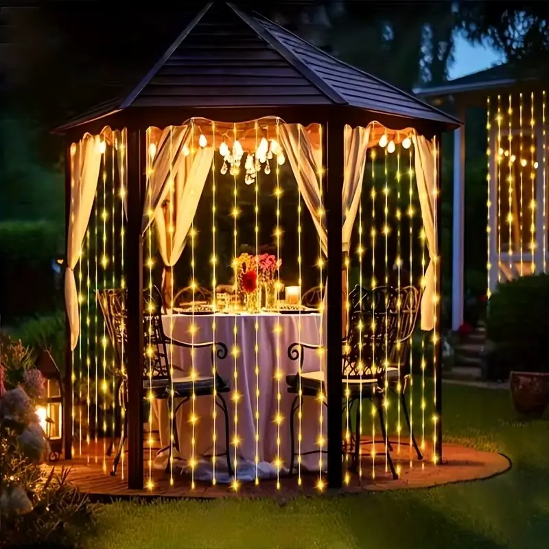 novogodisnja_solarna_zavesa_lampice_zute_3x3m_dekoracija Pretvorite vašu terasu, balkon ili dvorište u pravu oazu topline i udobnosti sa ovom solarnom LED zavesom dimenzija 3x3 metra. Njene prelepe žute lampice stvaraju efekat zlatnog vodopada svetlosti i pružaju neverovatno prijatan i romantičan ambijent, savršen za opuštajuće večeri i druženje sa prijateljima, a sve to bez ijednog dinara potrošene struje.