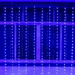 Stvorite savršenu pozadinu za vaše moderno dvorište ili proslave sa ovom solarnom LED zavesom lampicama. Dimenzije 3x3 metra su idealne za pokrivanje zidova, prozora ili pergola, a hladna plava boja svetlosti stvara upečatljivu i elegantnu atmosferu koja će oduševiti sve vaše goste i učiniti svaki trenutak nezaboravnim.