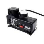 Jednostavnost i preciznost na dohvat ruke. Korišćenje ovog prenosivog kompresora je toliko lako da svako može postati sam svoj majstor. Samo povežite crevo na ventil gume, podesite željeni pritisak na digitalnom ekranu i pritisnite dugme. Kompresor će automatski pumpati gumu do zadate vrednosti i sam se isključiti, sprečavajući tako rizik od prepumpavanja. Precizni manometar vam u svakom trenutku pokazuje tačan pritisak.