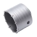 Izrađena da traje i da se izbori sa najtežim izazovima, ova kruna za bušenje betona prečnika 80mm poseduje zube od visokokvalitetnog tvrdog metala koji sa lakoćom prodiru kroz beton, armirani beton, ciglu i kamen. SDS plus prihvat osigurava sigurno i čvrsto kačenje na vašu bušilicu i garantuje efikasan prenos snage bez proklizavanja, čineći je pouzdanim alatom za dugogodišnju profesionalnu upotrebu.