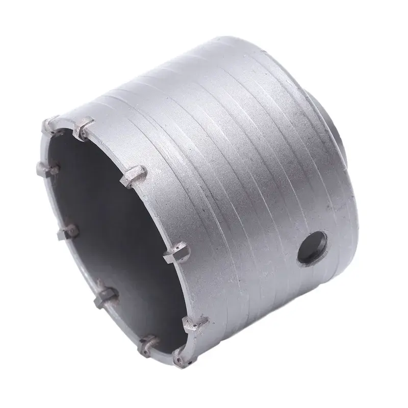 profesionalna_kruna_za_beton_za_busilicu_80mm_sds_max Izrađena da traje i da se izbori sa najtežim izazovima, ova kruna za bušenje betona prečnika 80mm poseduje zube od visokokvalitetnog tvrdog metala koji sa lakoćom prodiru kroz beton, armirani beton, ciglu i kamen. SDS plus prihvat osigurava sigurno i čvrsto kačenje na vašu bušilicu i garantuje efikasan prenos snage bez proklizavanja, čineći je pouzdanim alatom za dugogodišnju profesionalnu upotrebu.