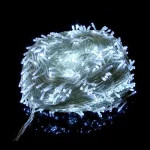 Za najambicioznije praznične dekoracije ovaj profesionalni niz od 200 metara sa belim sijalicama je savršen izbor za ukrašavanje velikih kuća poslovnih objekata ili za stvaranje impresivnih svetlosnih instalacija u parku a njegova dužina i jačina svetla garantuju da će vaša dekoracija biti primećena izdaleka.