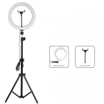 Idealan za sve beauty entuzijaste i profesionalne šminkere! Ovaj Ring Light sa stalkom je neophodan alat za postizanje besprekornog makeup-a. Njegovo kružno svetlo pruža savršeno osvetljenje bez senki, omogućavajući vam da vidite svaki detalj i nanesete šminku sa neverovatnom preciznošću. Pokažite svoje umeće na društvenim mrežama i snimite tutorijale koji će izgledati kristalno čisto i profesionalno, sa bojama koje su verne i živopisne.
