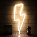 RGB LED zidno dekor svetlo u obliku munje, idealno za dečije i gejming sobe