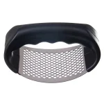 Zaboravite na komplikovane prese sa rupicama koje je nemoguće očistiti! Čišćenje ove gnječilice je neverovatno jednostavno. Pošto usitnjen luk ostaje na površini, a ne u rupicama, dovoljno je da ga samo pokupite kašičicom, a gnječilicu isperete pod mlazom vode. Nema više zapušenih ostataka i napornog ribanja.