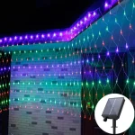 Pretvorite vaše dvorište u pravu festivalsku oazu sa ovom solarnom LED mrežom. Njene živopisne, šarene lampice stvaraju dinamičan i razigran ambijent, savršen za rođendanske žurke, letnja okupljanja i proslave. Zaboravite na dosadnu rasvetu – ova mreža će garantovano podići raspoloženje i učiniti svako veče posebnim i nezaboravnim, a sve to koristeći besplatnu energiju sunca.