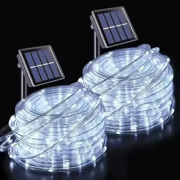 Stvorite elegantnu i sofisticiranu atmosferu u vašem dvorištu sa ovim solarnim svetlećim crevom dužine čak 20 metara koje emituje čisto belo svetlo i idealno je za stvaranje modernog i prefinjenog ambijenta