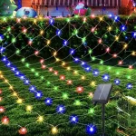 Stvorite savršenu pozadinu za vaše najlepše trenutke sa ovom solarnom LED mrežom. Idealna veličina 1.5x1.5 metara je savršena za pokrivanje žbunja, manjih delova ograde ili čak za postavljanje na zid terase. Kombinacija različitih boja stvara veselu i upečatljivu atmosferu koja će oduševiti i decu i odrasle i učiniti svaki događaj nezaboravnim.