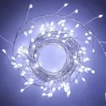 Idealne za novogodišnju dekoraciju ali i za elegantno osvetljenje tokom cele godine ove bele LED grančice lampice dužine 50 metara su vodootporne i izdržljive i garantuju da će vaša dekoracija sijati bez obzira na vremenske uslove.