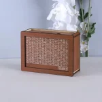 Tražite jedinstven i smislen poklon koji je istovremeno praktičan i inspirativan? Ova drvena kutija za štednju je savršen izbor! Idealna je za diplomce koji započinju novi život, za mladence koji štede za zajedničku budućnost, ili za prijatelja koji ima veliki san. Umesto da poklonite samo novac, poklonite im alat koji će im pomoći da ostvare svoje ciljeve. To je poklon koji nosi poruku podrške, nade i vere u njihove snove.