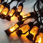 Elegantni fenjeri na lancu za dekoraciju i prijatnu atmosferu